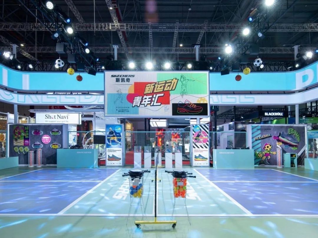 武漢展覽設(shè)計搭建公司領(lǐng)你看最具有創(chuàng)意00家企業(yè)展臺的2023進博會（斯凱奇展臺）5